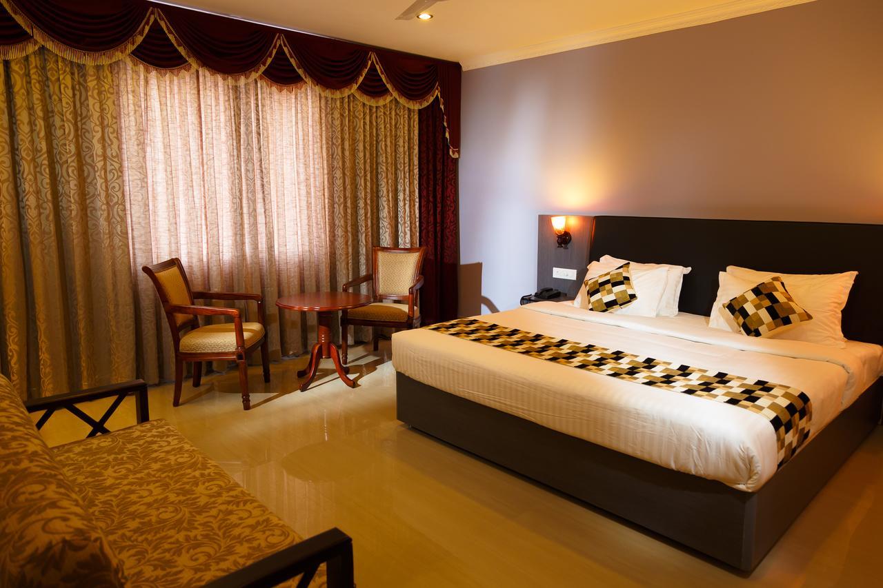 Hotel Gopalapuram International Поллачи Экстерьер фото